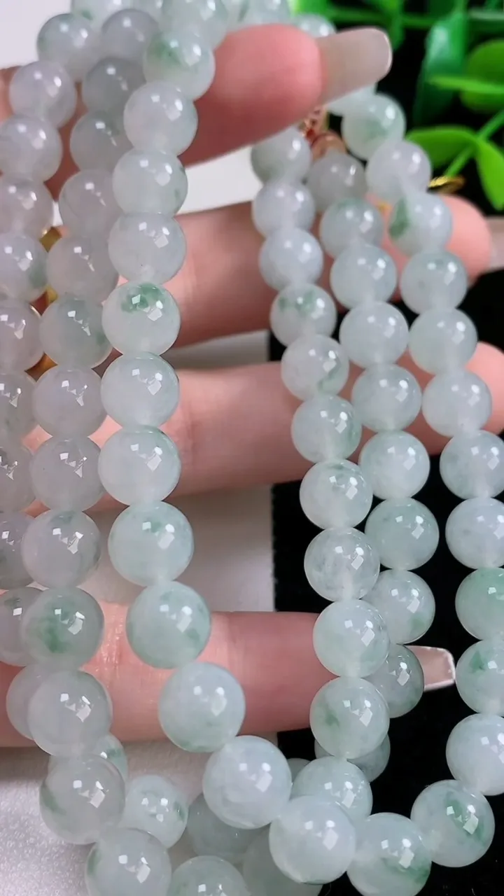 天然A货翡翠种飘花圆珠项链，尺寸8-88颗，重量:79.40g12月29日
工厂直销收藏佳品,种好水足，色泽均匀，有种有色，上手高大气！