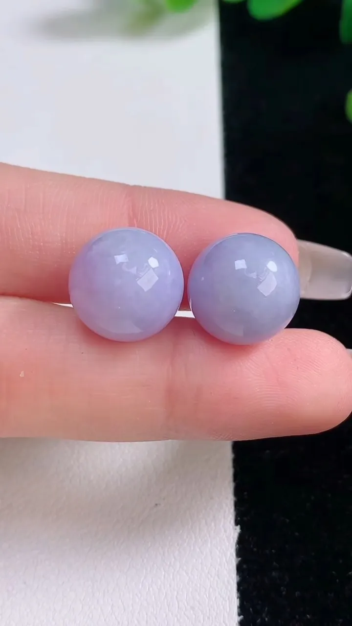 天然A货翡翠紫罗兰圆珠镶嵌件一对，尺寸13.2，重量:8.24g12月29日
工厂直销收藏佳品,种好水足，色泽均匀，有种有色，上手高大气！