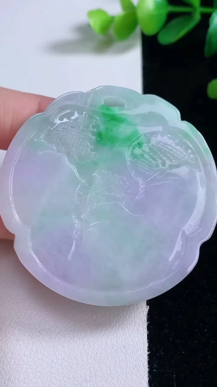 天然A货翡翠春带彩紫罗兰山水牌吊坠，尺寸55.5-45.7-6，重量:44.08g
12月29日