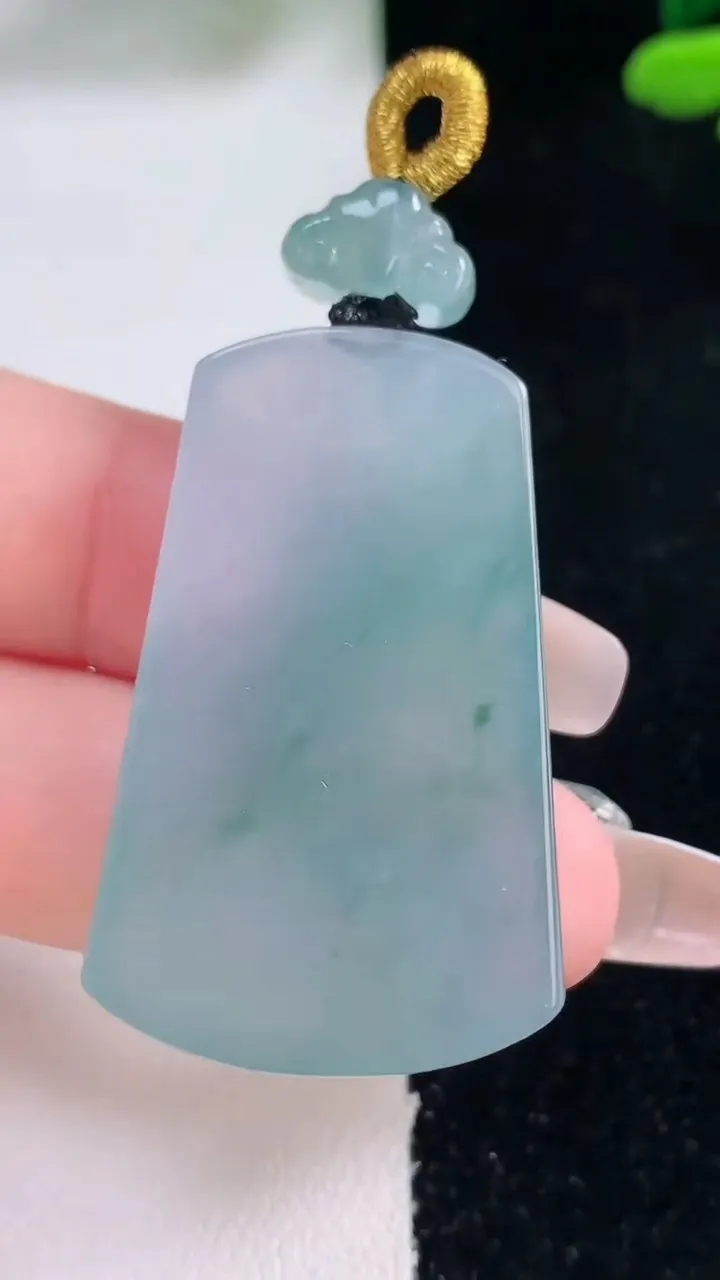 天然A货翡翠冰种飘花无事牌吊坠，尺寸39-24.3-5.8，重量:15.76g
12月29日