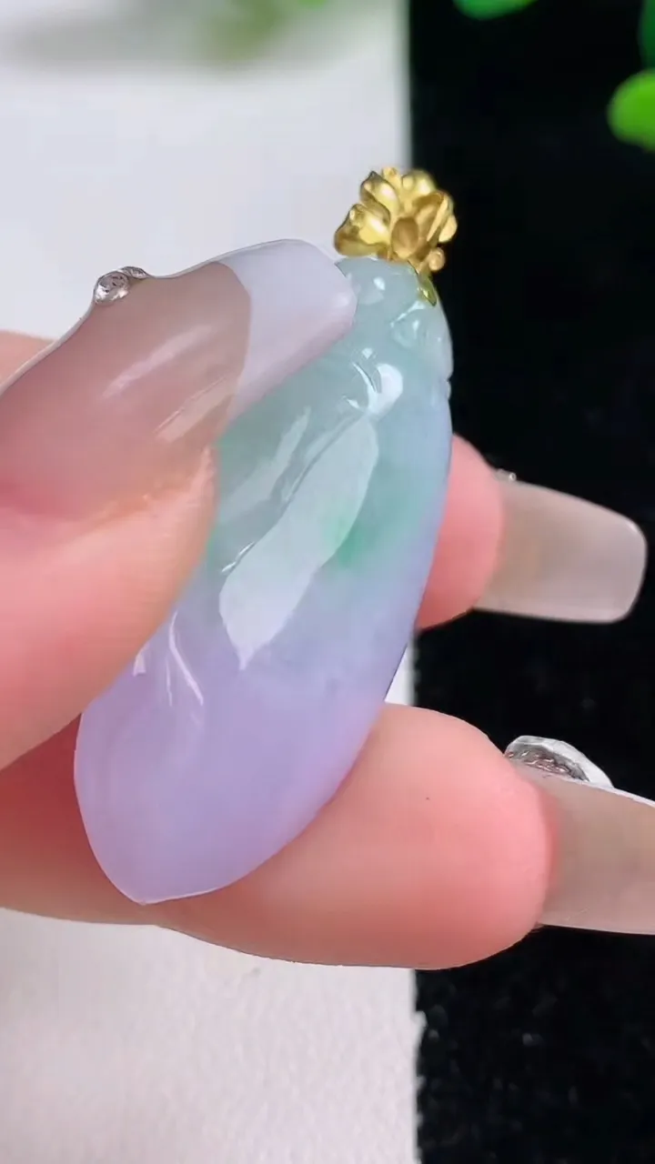 天然A货翡翠18K金春带彩紫罗兰福瓜吊坠，尺寸34.4-16.2-11，重量:10.60g
12月29日