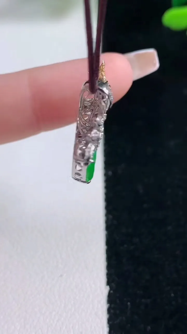 天然A货翡翠金枝玉叶 叶子吊坠，尺寸19.7-10.8-7-3.9，重量:2.72g
12月29日