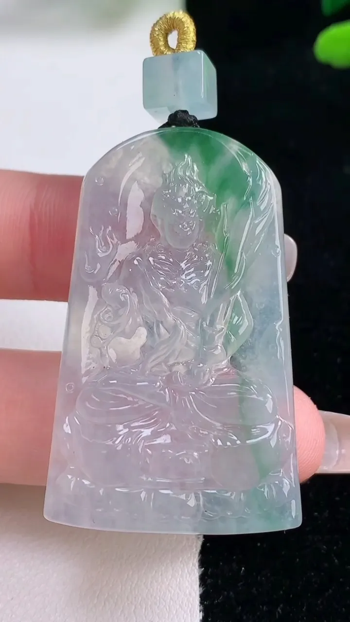 天然A货翡翠不动明王吊坠，尺寸45-27.7-5，重量:15.67g
12月29日