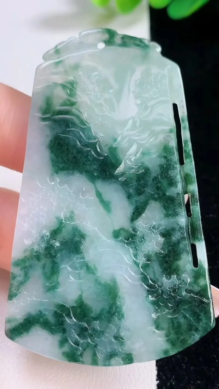 天然A货翡翠牌吊坠，尺寸67.7-39.8-5，重量:23.20g
12月29日