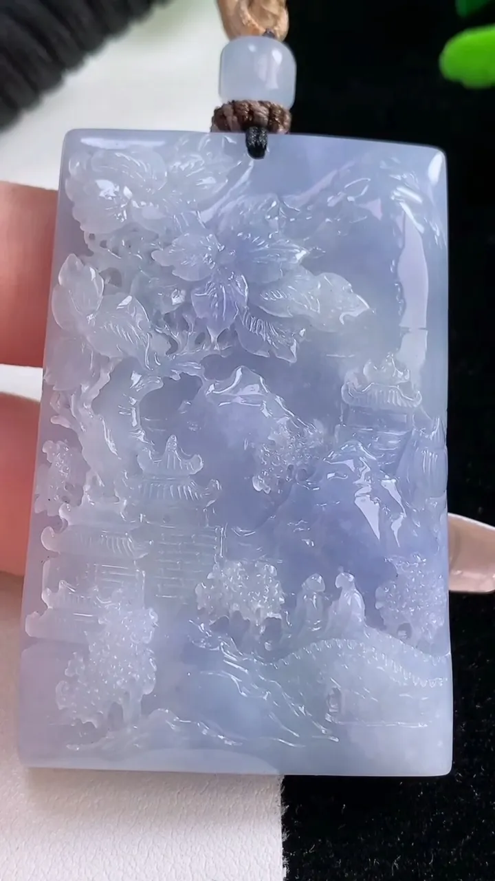 天然A货翡翠牌吊坠，尺寸55.8-37-9.2，重量:52.23g
12月29日