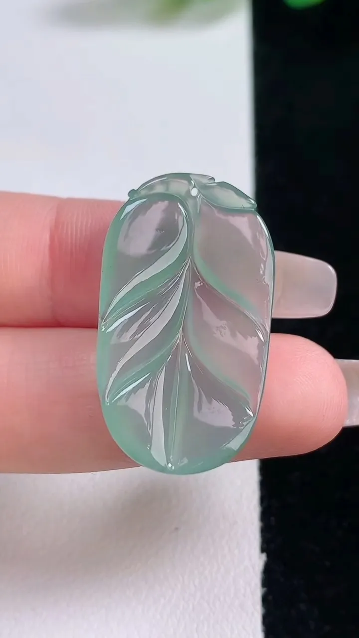 天然A货翡翠金枝玉叶 叶子吊坠，尺寸30.8-17.4-3.6，重量:3.74g
12月29日