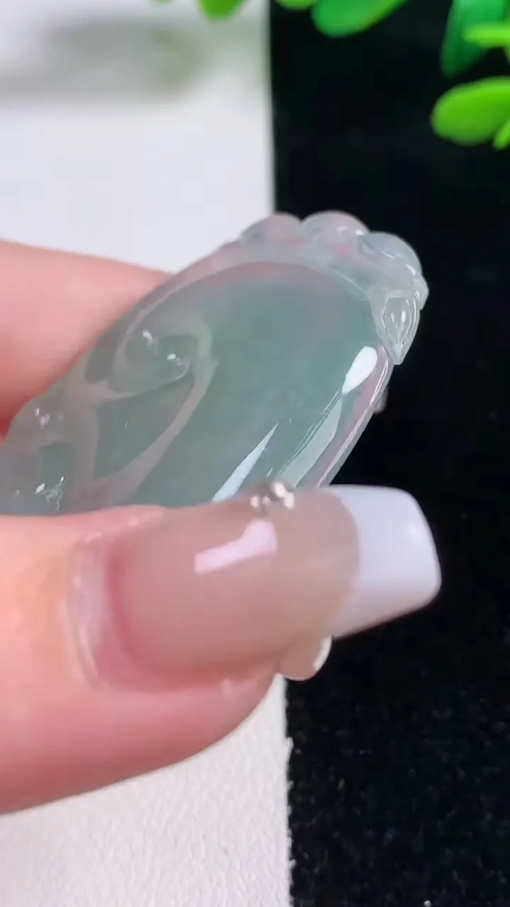 天然A货翡翠如意吊坠，尺寸52.7-33.7-6，重量:22.52g
12月29日