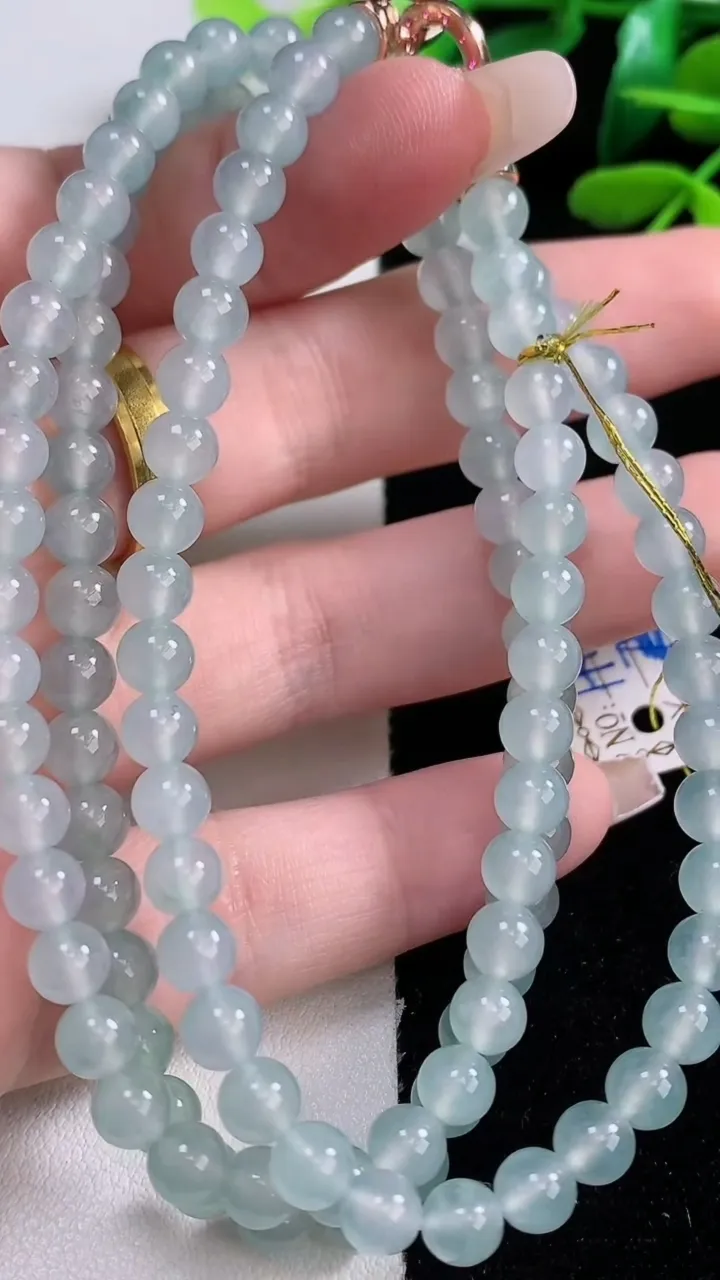 天然A货翡翠种白冰圆珠项链，尺寸5.4-118颗，重量:34.26g12月29日
工厂直销收藏佳品,种好水足，色泽均匀，有种有色，上手高大气！