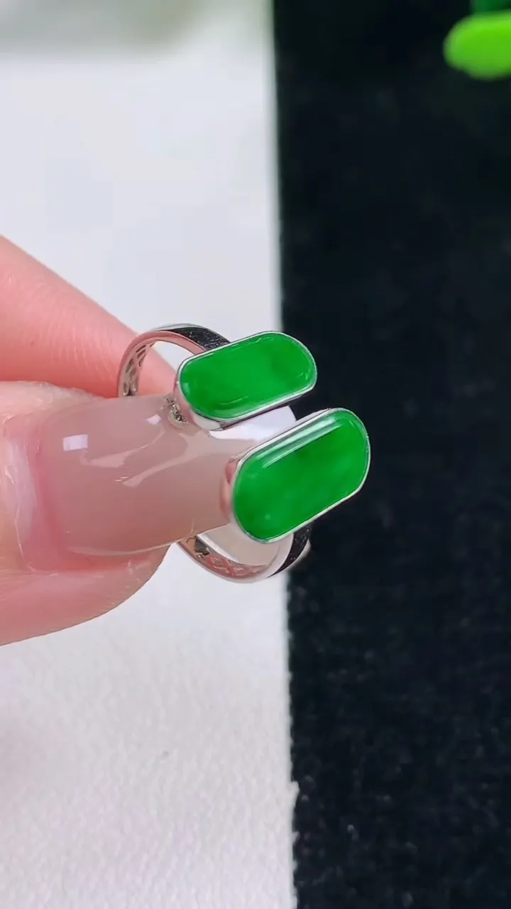 天然A货翡翠马鞍戒指，尺寸12-6.3-2.2，重量:2.23g2025年12月29日
工厂直销收藏