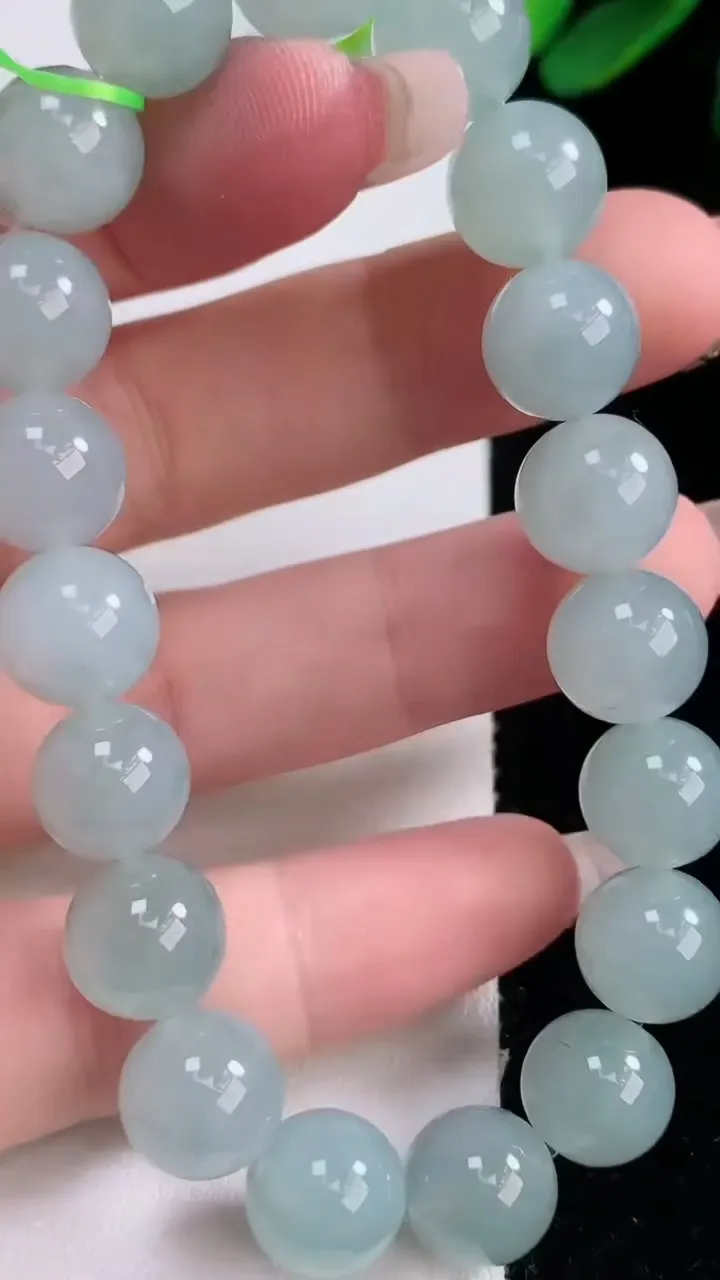 天然A货翡翠圆珠手串，尺寸10.4-19颗，重量:36.20g12月29日
工厂直销收藏佳品,种好水足，色泽均匀，有种有色，上手高大气！