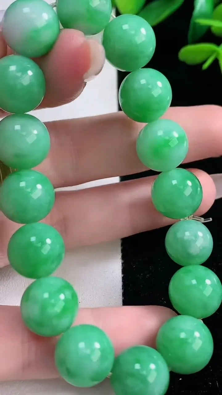 天然A货翡翠圆珠手串，尺寸11.9-16颗，重量:46.88g12月29日
工厂直销收藏佳品,种好水