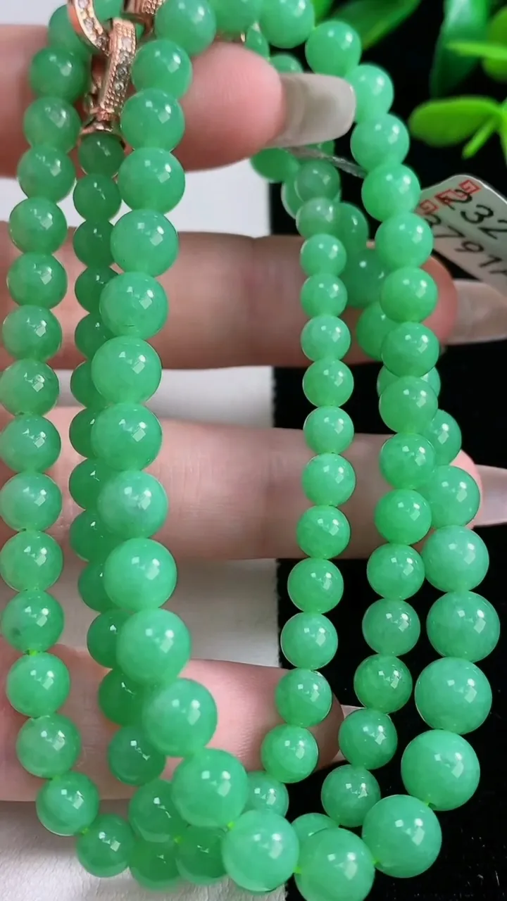 天然A货翡翠圆珠项链，尺寸6.6-102颗，重量:37.94g12月29日
工厂直销收藏佳品,种好水足，色泽均匀，有种有色，上手高大气！