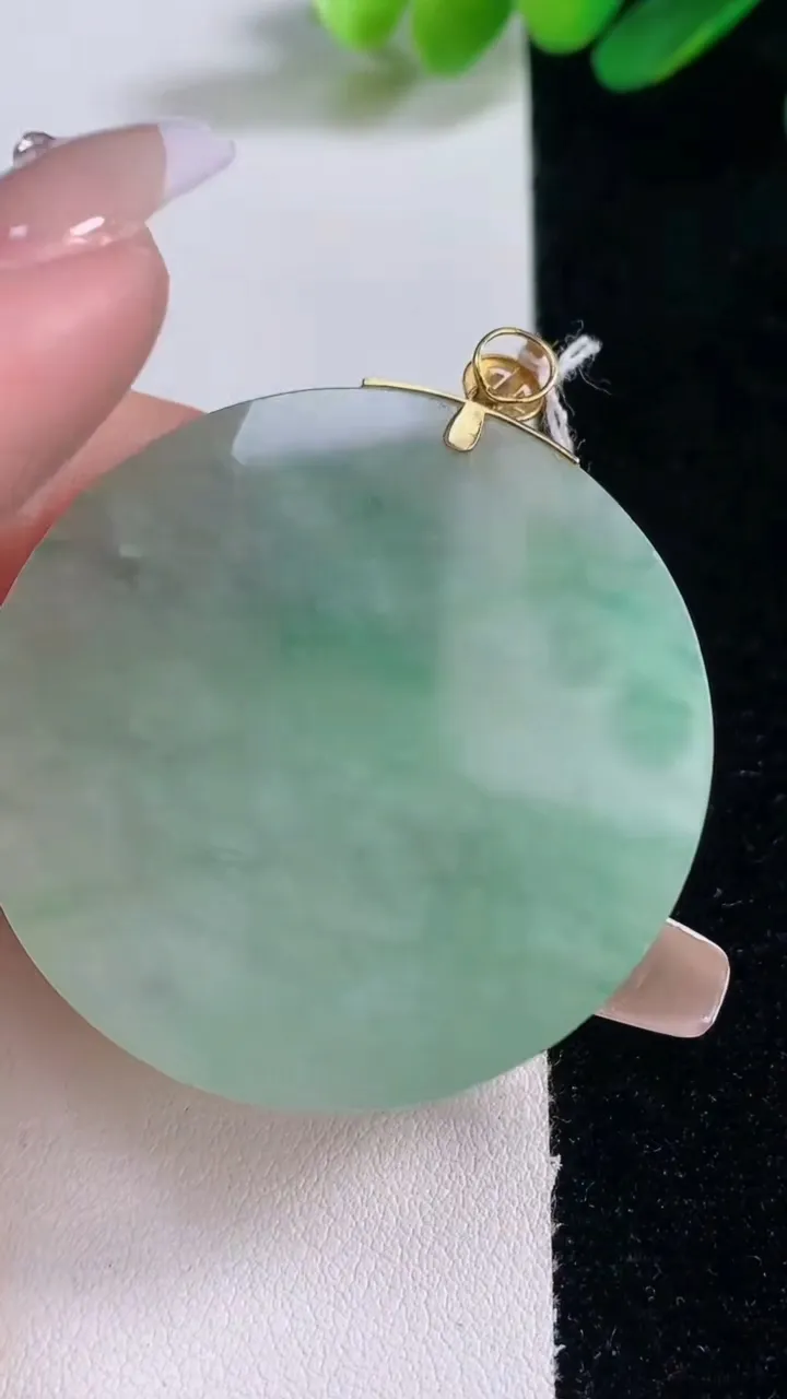 天然A货翡翠无事牌吊坠，尺寸44.2-3.7，重量:18.28g
12月29日