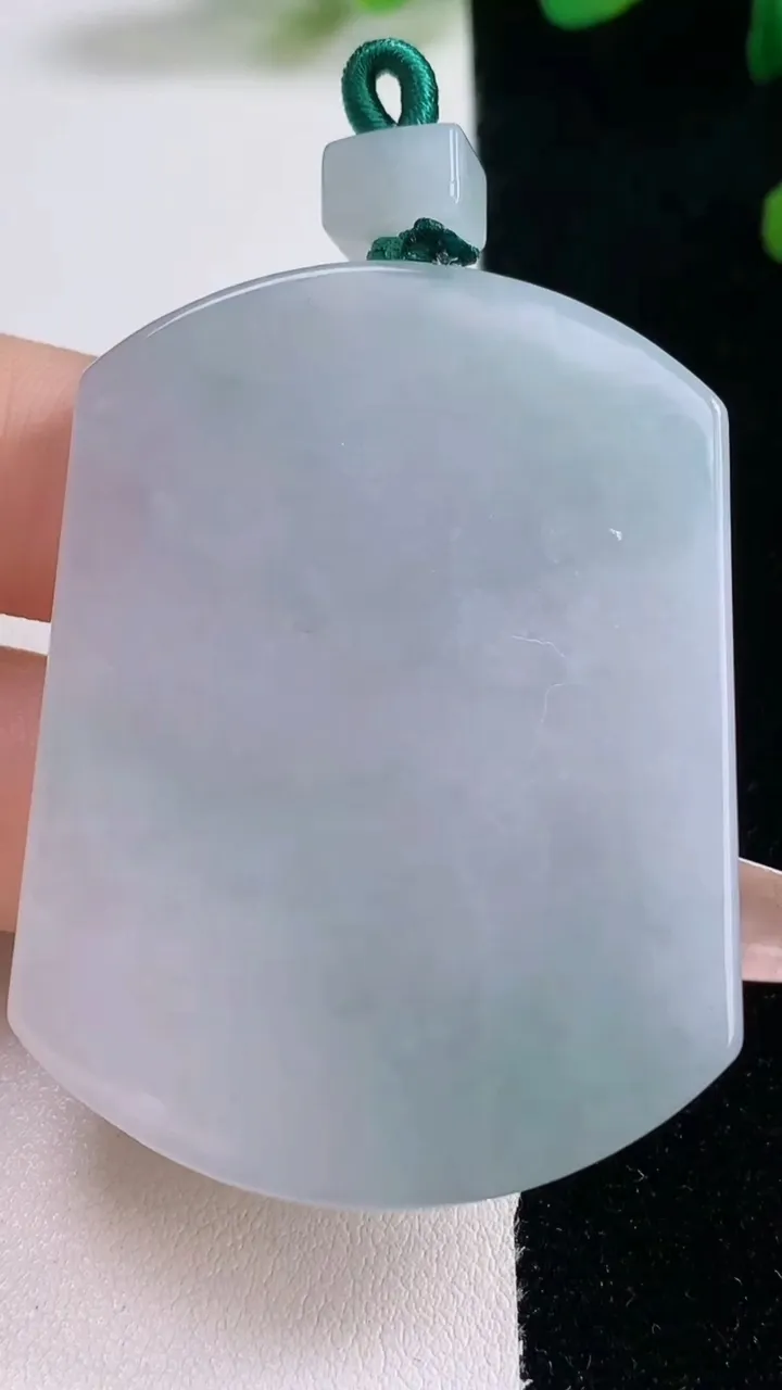 天然A货翡翠无事牌吊坠，尺寸51-39-5.4，重量:32.50g
12月29日