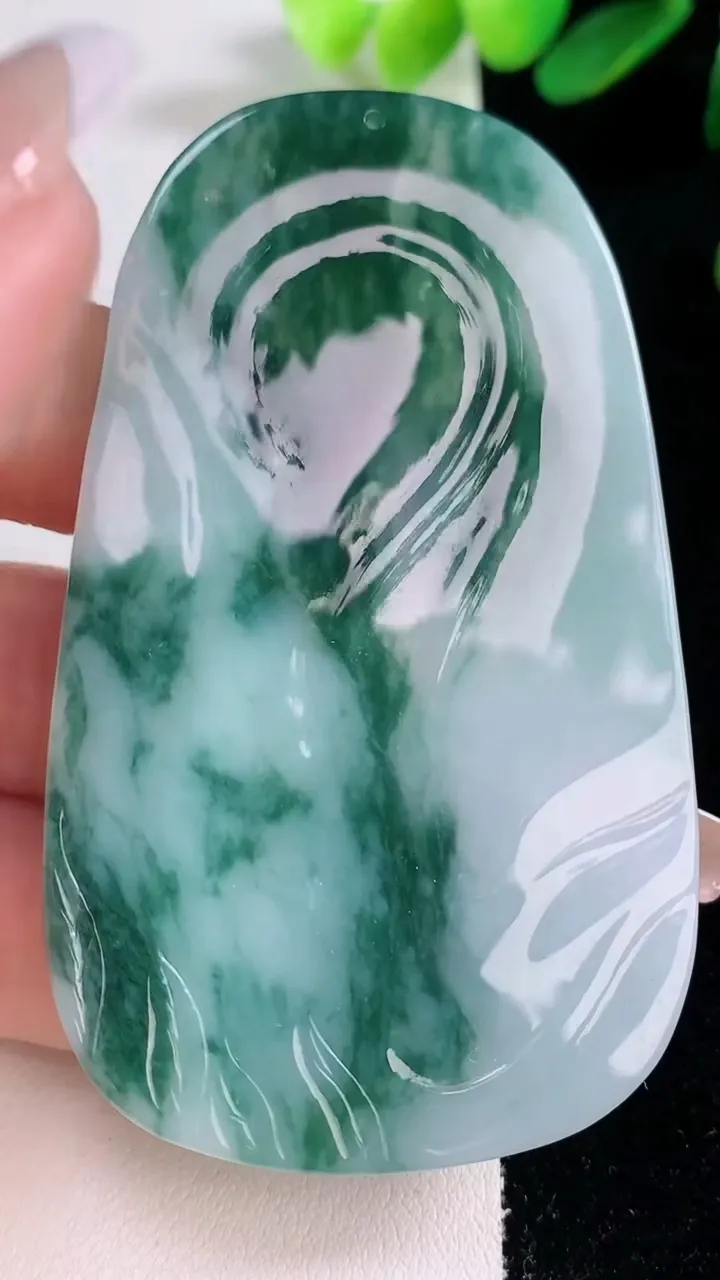 天然A货翡翠飘花佛头吊坠，尺寸72-42.7-5.1，重量:35.35g
12月29日