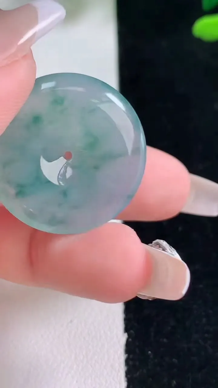 天然A货翡翠冰种飘花平安扣吊坠，尺寸26.8-4.7，重量:7.52g
12月29日