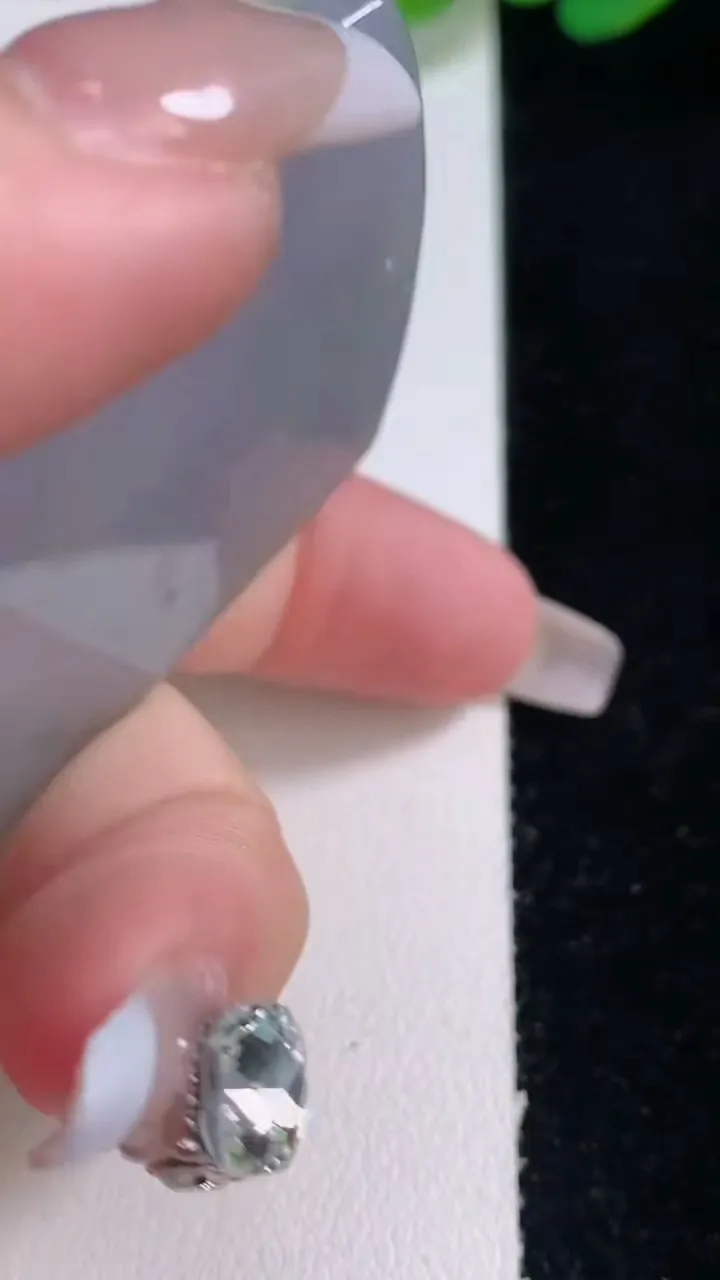 天然A货翡翠紫罗兰山水财神爷吊坠，尺寸58.4-41.6-5.9，重量:33.68g
12月29日