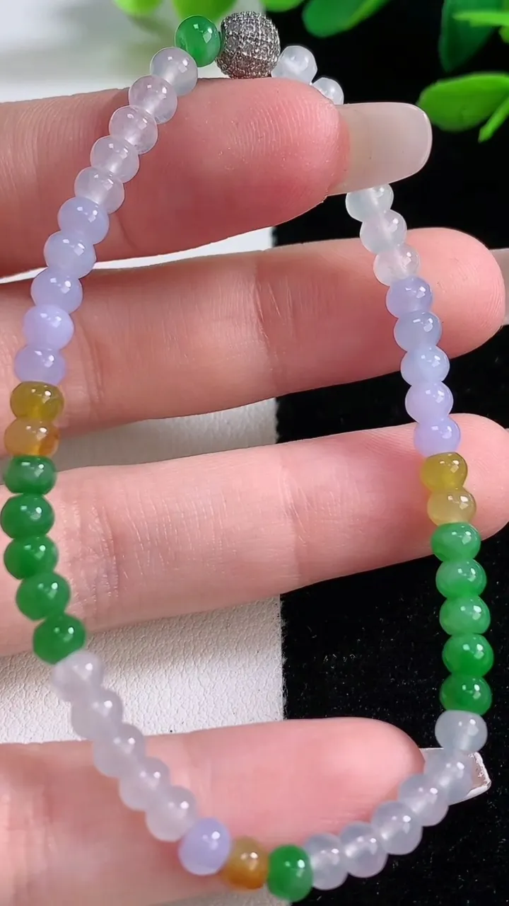 天然A货翡翠三彩算盘珠手串，尺寸4.4-51颗，重量:7.11g12月29日
工厂直销收藏佳品,种好