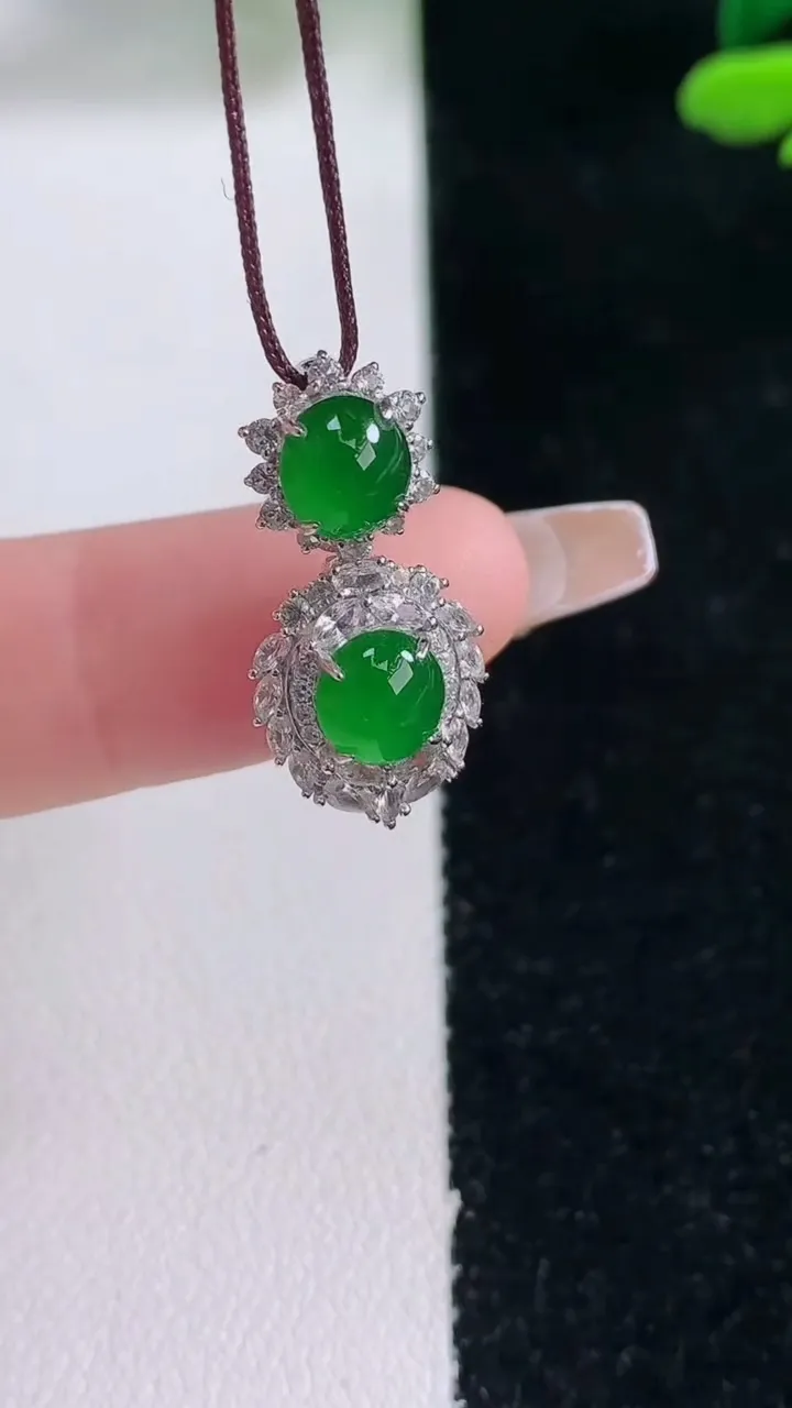 天然A货翡翠蛋面吊坠，尺寸23-10.4-7.7，裸石6.3-5.7重量:2.73g
12月29日