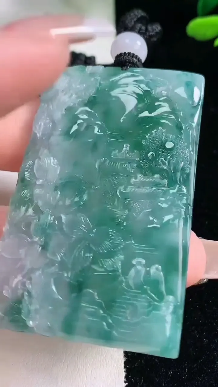 天然A货翡翠牌吊坠，尺寸56.8-36.2-6，重量:38.26g
12月29日