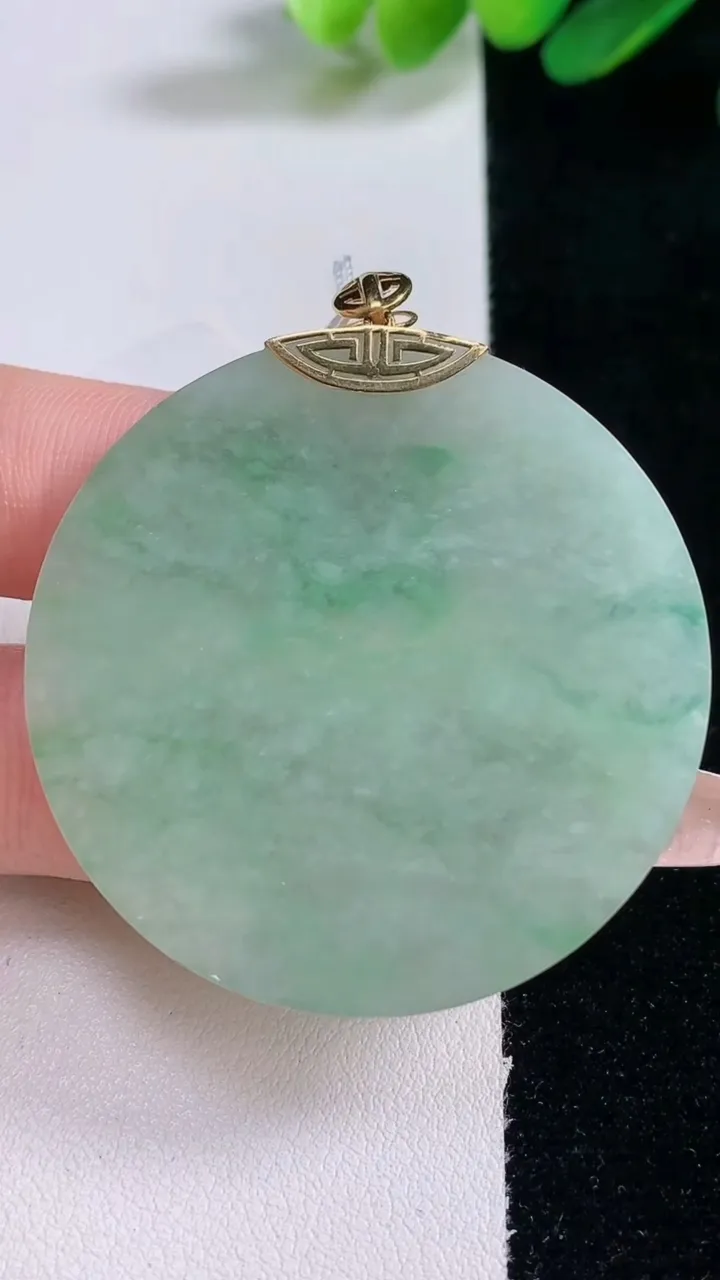 天然A货翡翠无事牌吊坠，尺寸44.2-3.7，重量:18.28g
12月29日