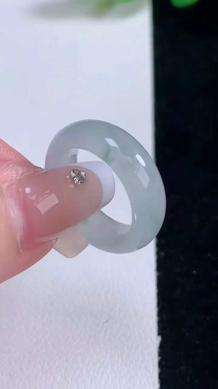 天然A货翡翠冰种飘花指环戒指，尺寸16.2-6-3.4，重量:4.17g2025年12月29日
工厂