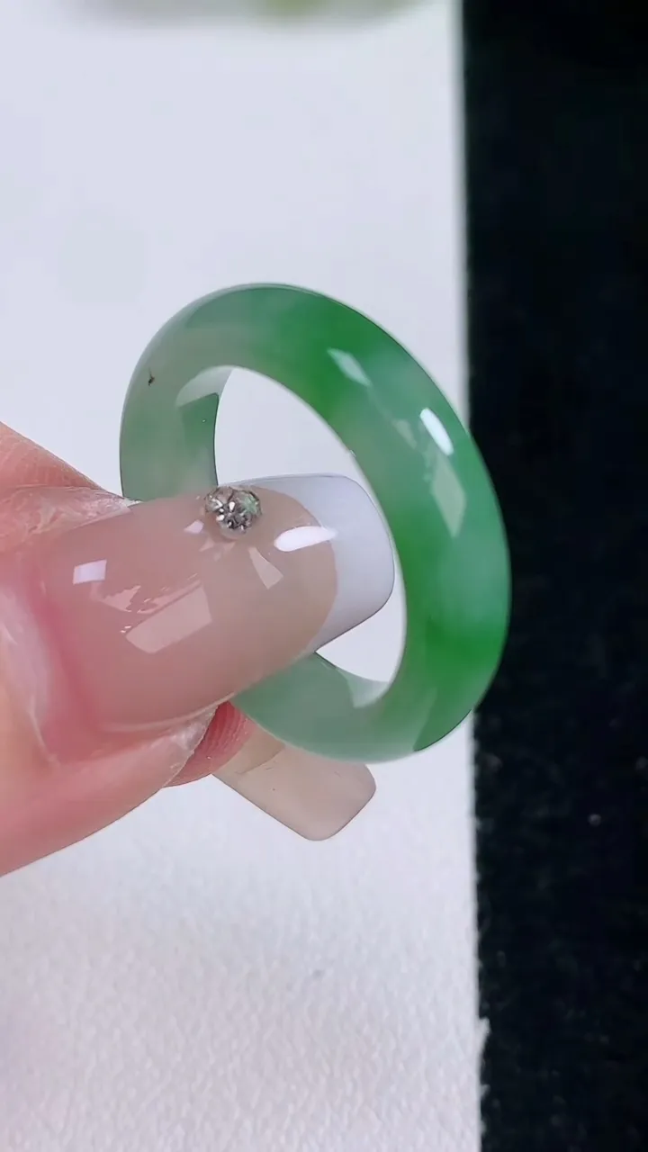天然A货翡翠指环戒指，尺寸17.3-5.1-3.5，重量:3.70g2025年12月29日
工厂直销