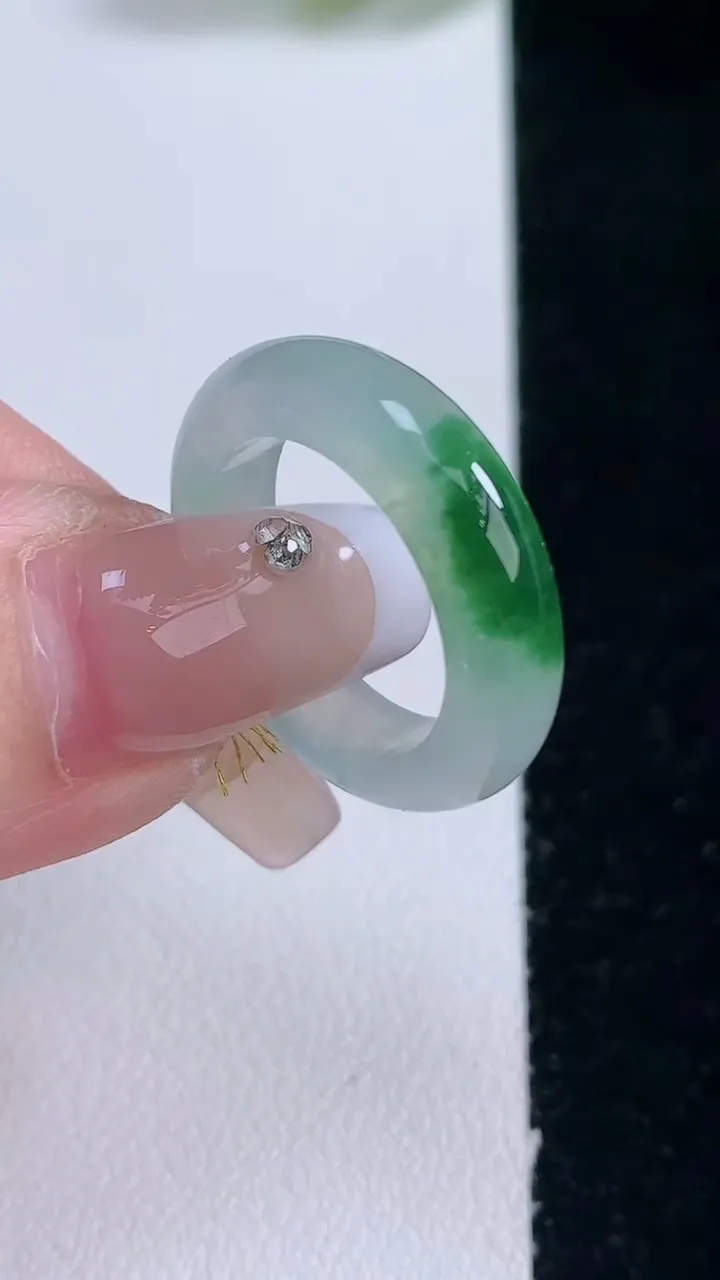 天然A货翡翠指环戒指，尺寸16.4-5.2-3.9，重量:3.81g2025年12月29日
工厂直销