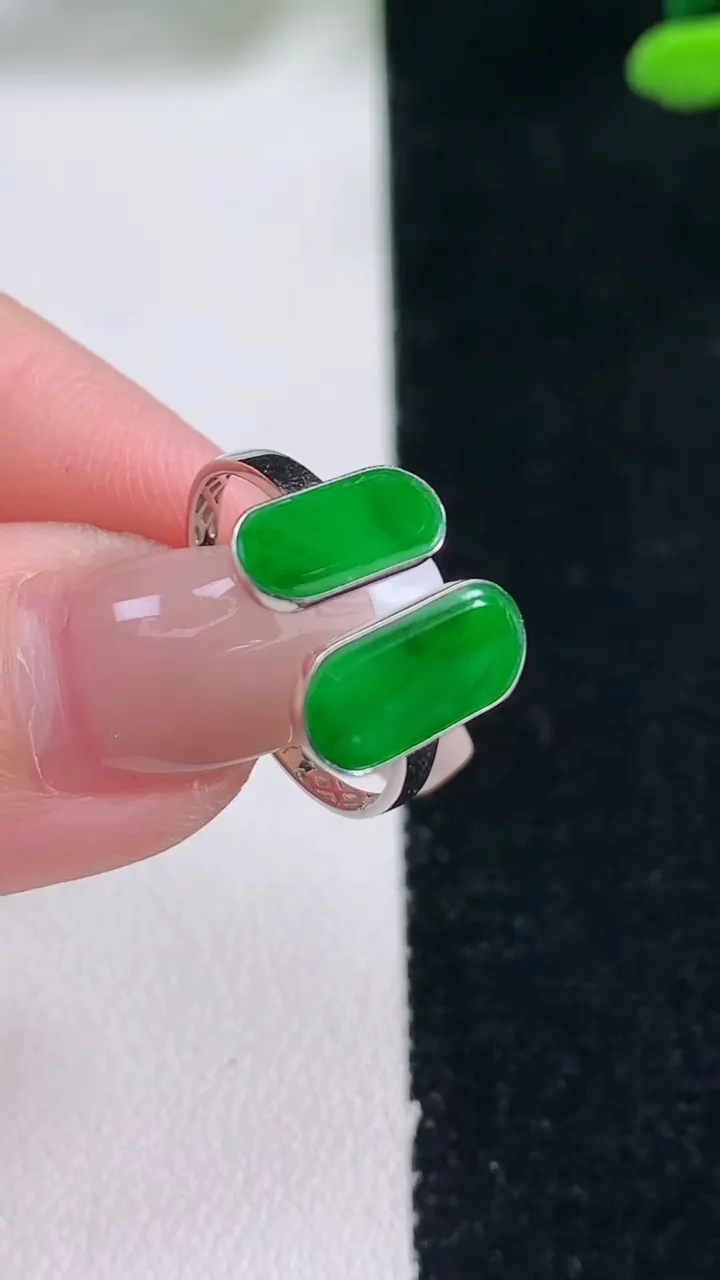 天然A货翡翠马鞍戒指，尺寸12-6.3-2.2，重量:2.23g2025年12月29日
工厂直销收藏
