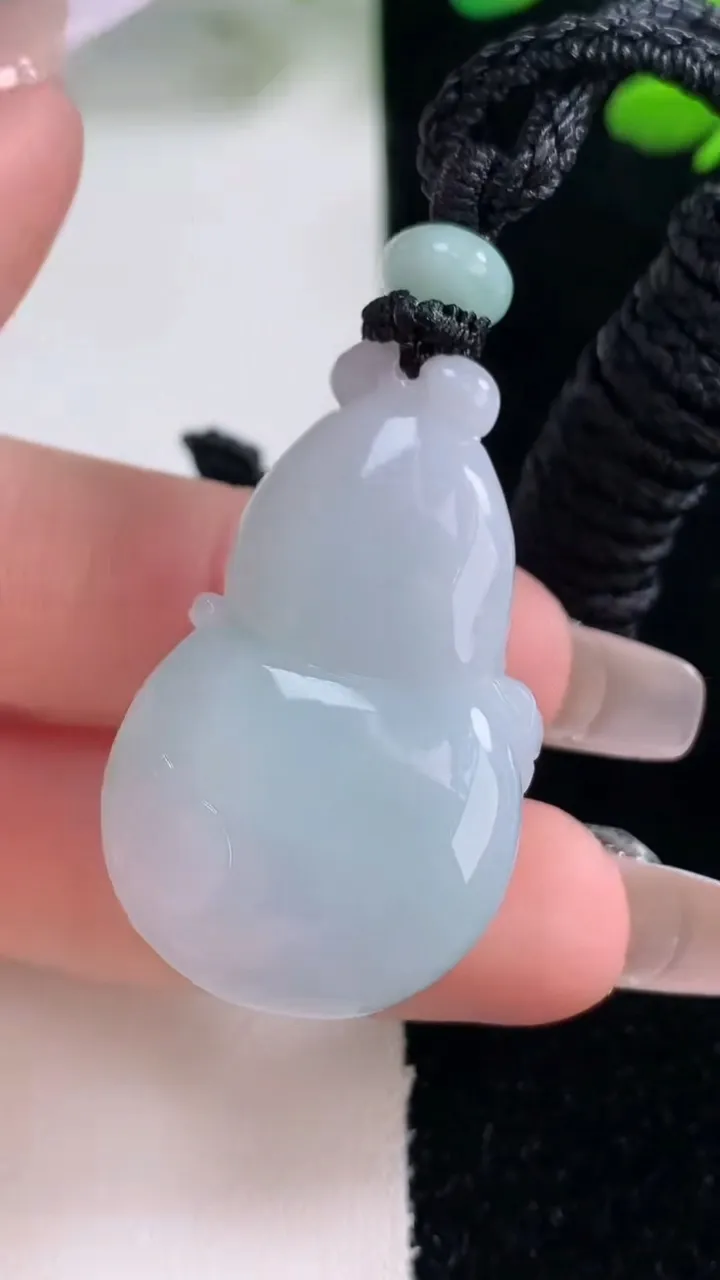 天然A货翡翠葫芦吊坠，尺寸36.3-23-15.3，重量:22.22g
12月29日