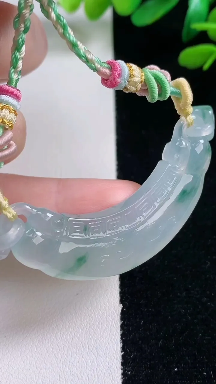 天然A货翡翠种飘花如意锁吊坠，尺寸15.6-60.2-6.5，重量:20.09g
12月29日