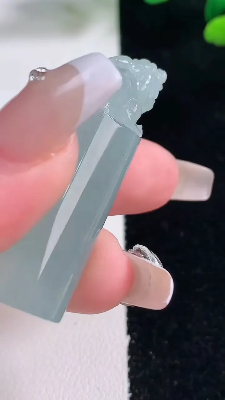 天然A货翡翠冰种飘花貔貅印章，尺寸44.3-13.8-11.2，重量:15.92g
12月29日