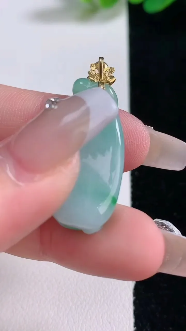 天然A货翡翠福瓜吊坠，尺寸28-12.6-11，重量:7.09g
12月29日