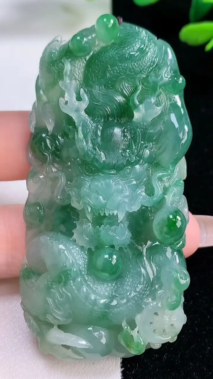 天然A货翡翠龙牌吊坠，尺寸706-33.6-11.6，重量:56.44g
12月29日