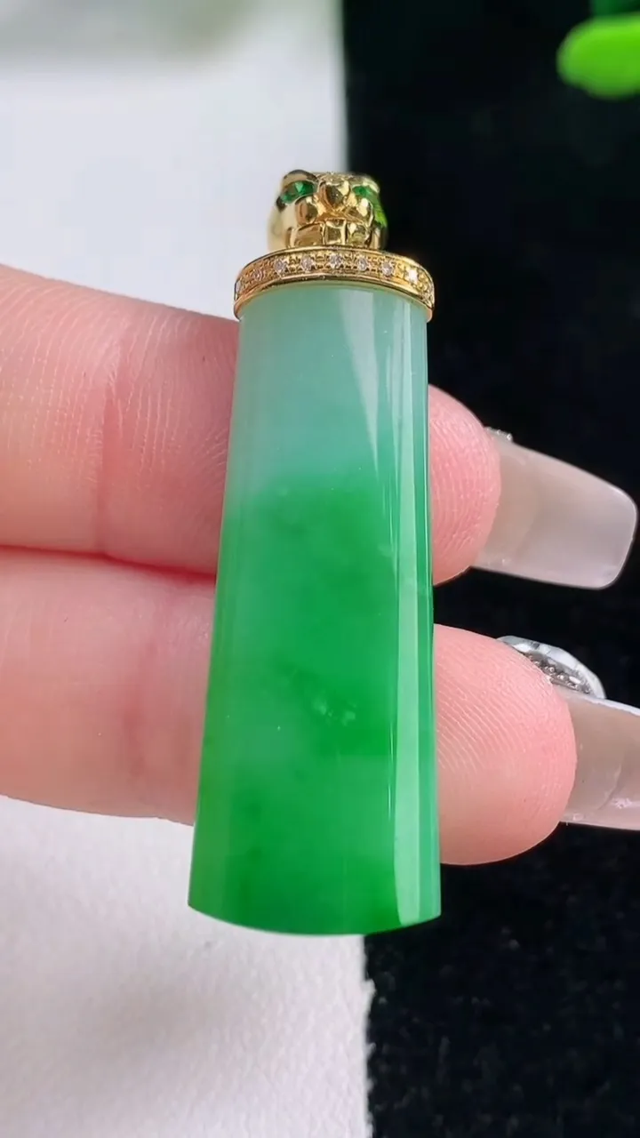 天然A货翡翠无事牌吊坠，尺寸36.2-12.5-5.5，重量:7.63g
12月29日