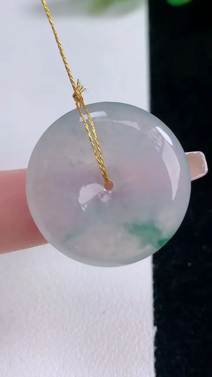 天然A货翡翠冰种飘花平安扣吊坠，尺寸26-5，重量:8.14g
12月29日