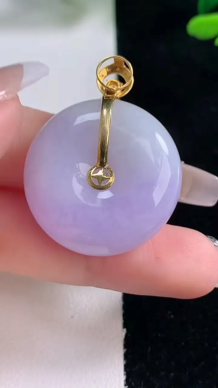 天然A货翡翠18K金紫罗兰平安扣吊坠，尺寸28-11，重量:20.44g
12月29日