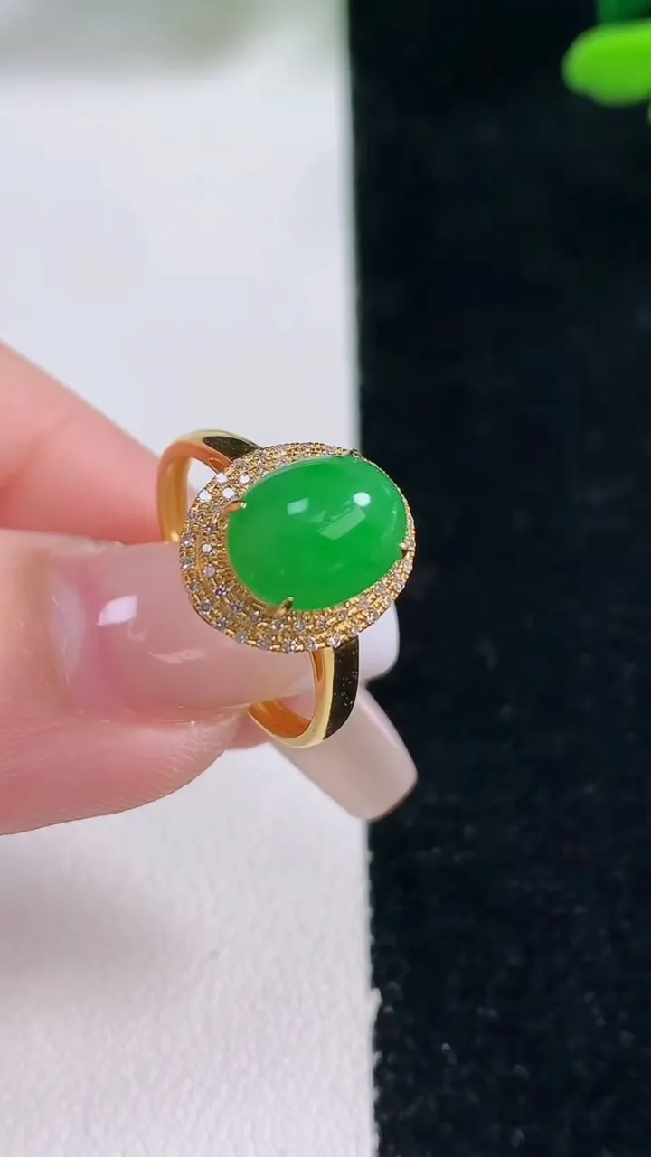 天然A货翡翠蛋面戒指，尺寸17.2-9.3-7.2-7.9，重量:2.48g2025年12月29日
工厂直销收藏佳品,种好水足，色泽均匀，有种有色，上手高大气！