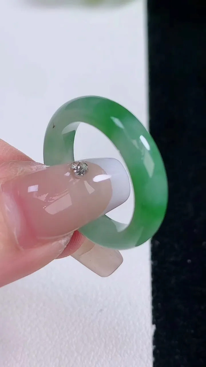 天然A货翡翠指环戒指，尺寸17.3-5.1-3.5，重量:3.70g2025年12月29日
工厂直销