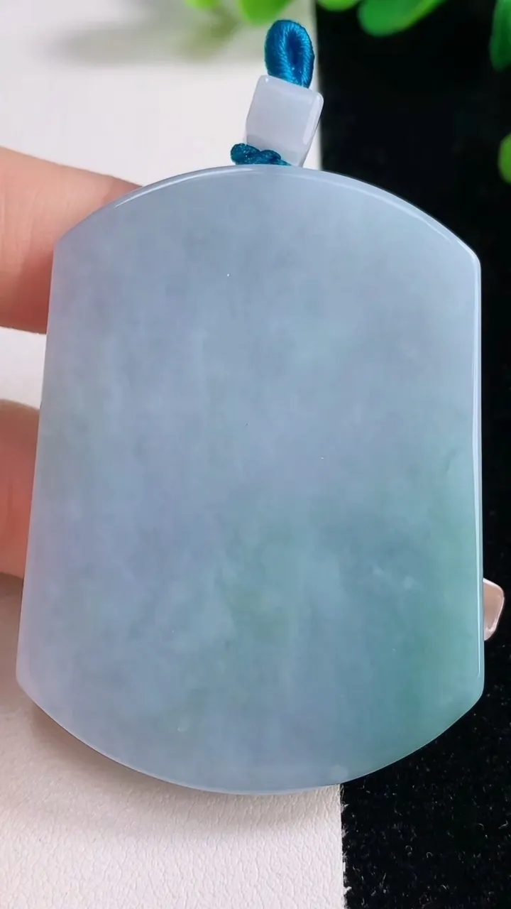 天然A货翡翠紫罗兰无事牌吊坠，尺寸56.5-41.6-5.7，重量:40.81g
12月29日