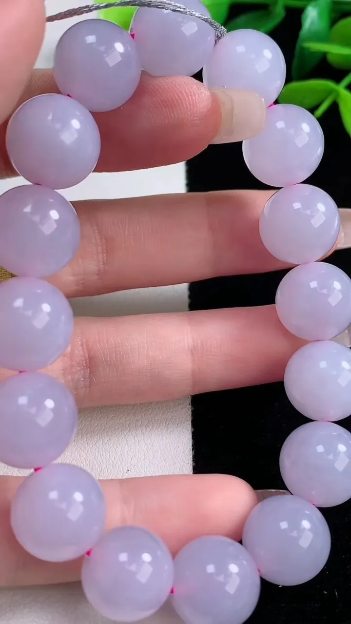 天然A货翡翠紫罗兰圆珠手串，尺寸12.7-16颗，重量:56.33g12月29日
工厂直销收藏佳品,种好水足，色泽均匀，有种有色，上手高大气！