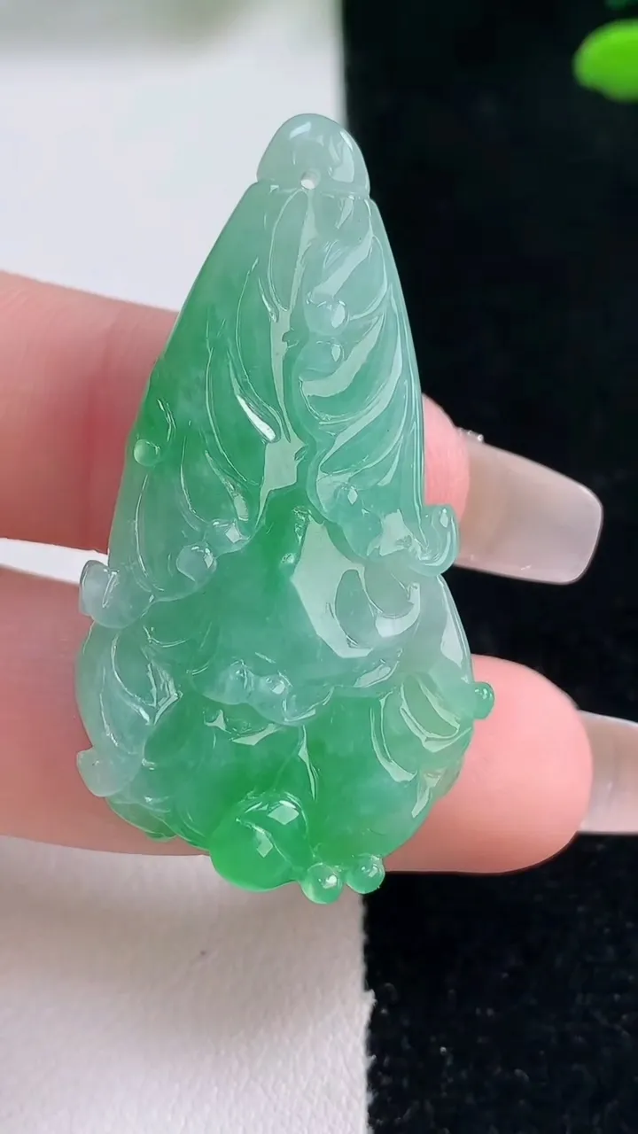 天然A货翡翠白菜吊坠，尺寸41.6-23.4-8.6，重量:10.93g
12月29日