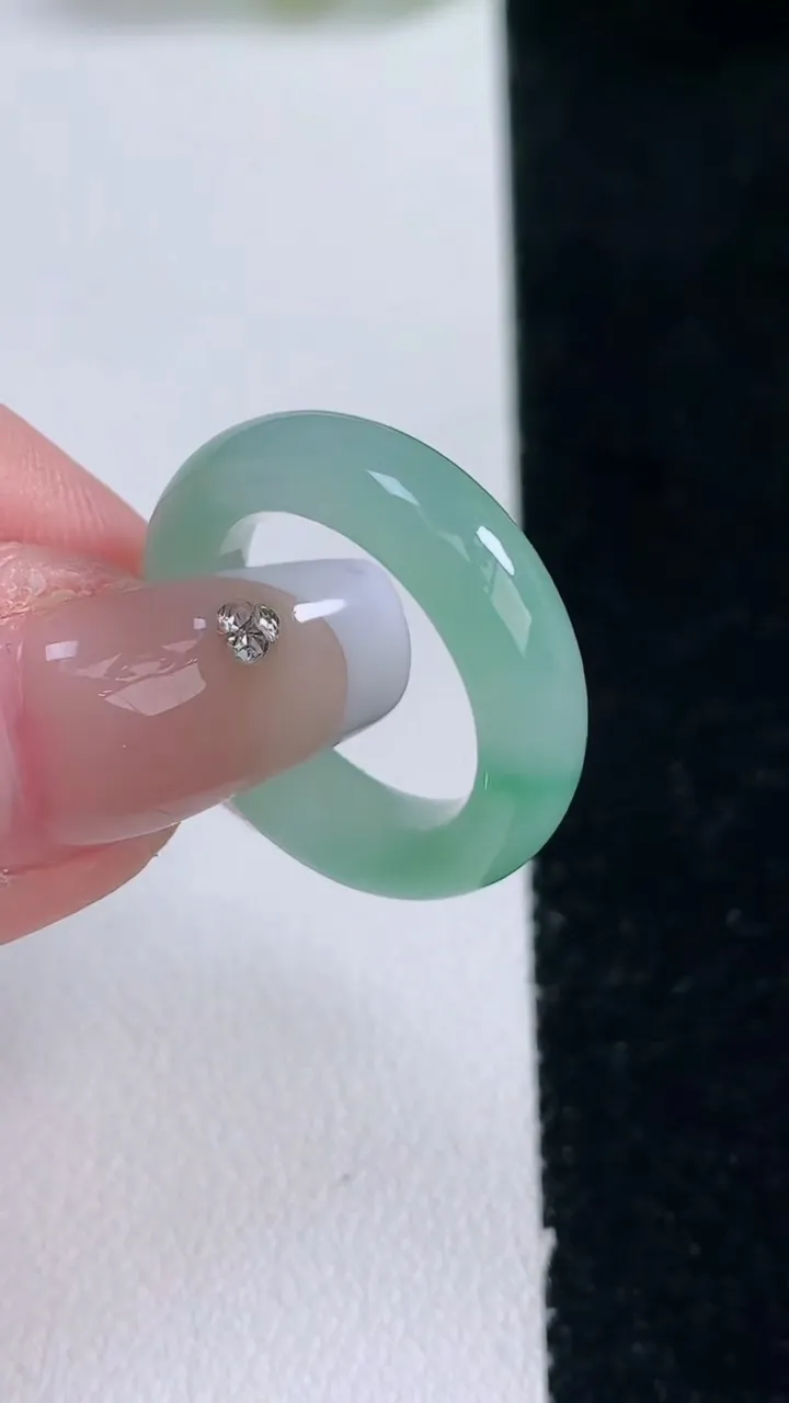 天然A货翡翠指环戒指，尺寸15.6-5.5-3.5，重量:3.83g2025年12月29日
工厂直销收藏佳品,种好水足，色泽均匀，有种有色，上手高大气！