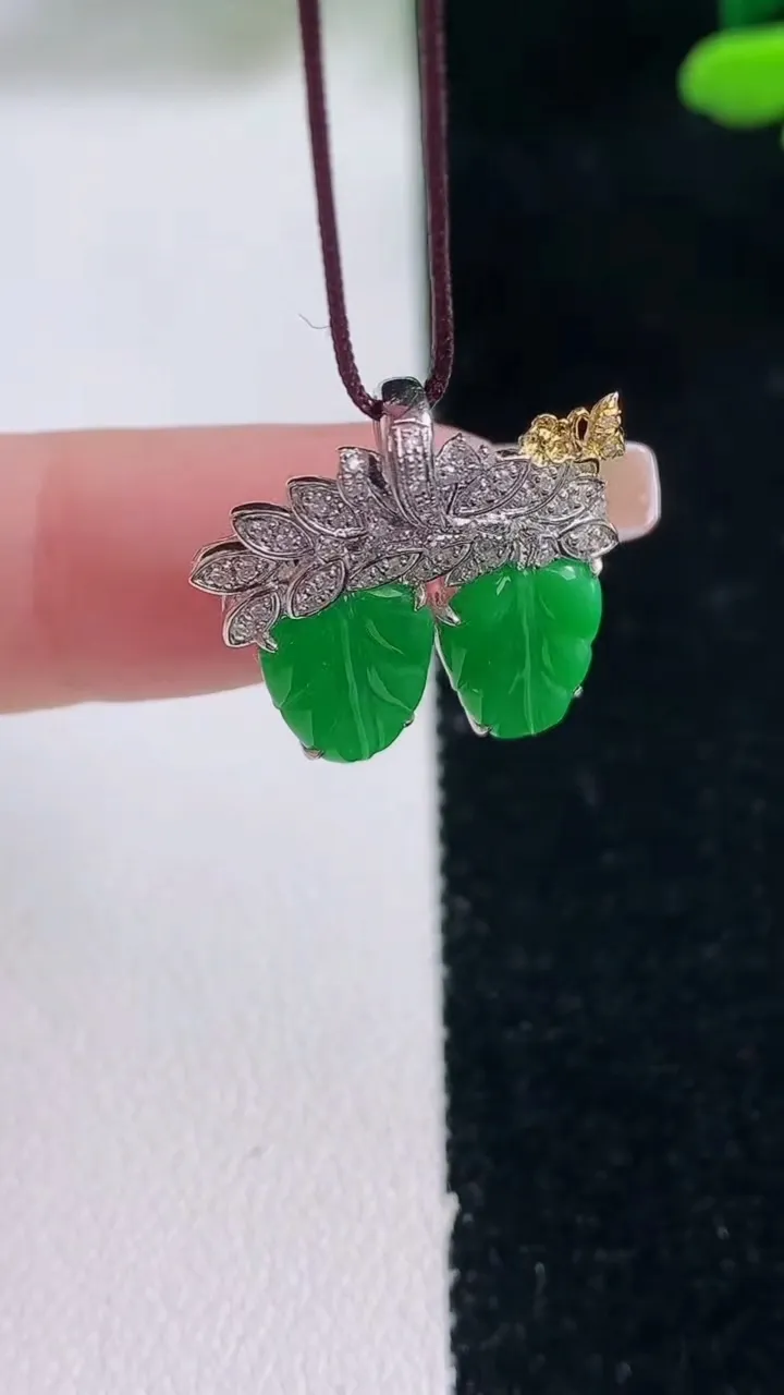 天然A货翡翠金枝玉叶 叶子吊坠，尺寸19.7-10.8-7-3.9，重量:2.72g
12月29日