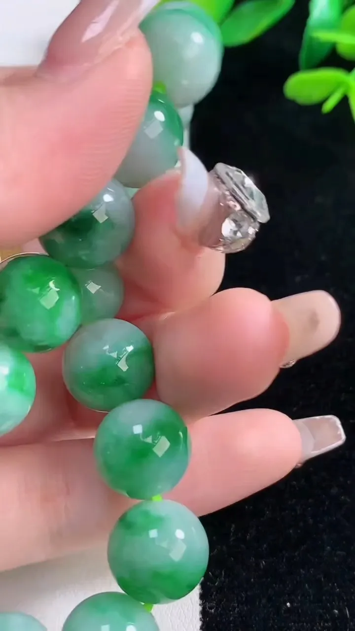 天然A货翡翠圆珠手串，尺寸12.2-17颗，重量:53.50g12月29日
工厂直销收藏佳品,种好水足，色泽均匀，有种有色，上手高大气！