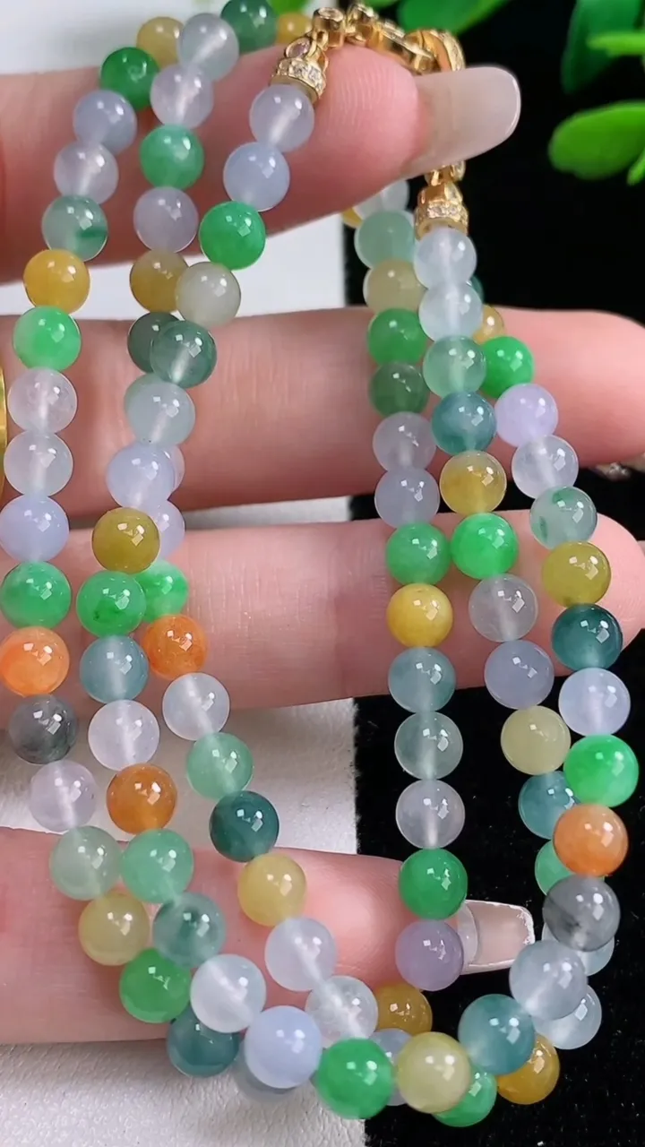 天然A货翡翠种三彩圆珠项链，尺寸5-111颗，重量:25.26g12月29日
工厂直销收藏佳品,种好水足，色泽均匀，有种有色，上手高大气！