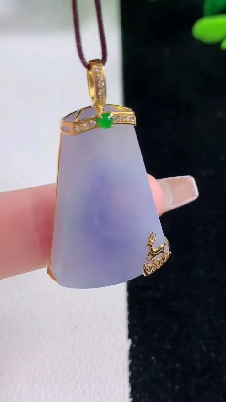 天然A货翡翠18K金紫罗兰无事牌吊坠，尺寸30-19.8-4.7，重量:5.92g
12月29日