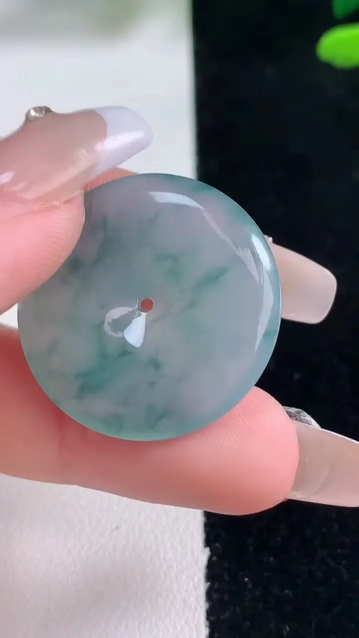 天然A货翡翠冰种飘花平安扣吊坠，尺寸26.8-4.7，重量:7.52g
12月29日