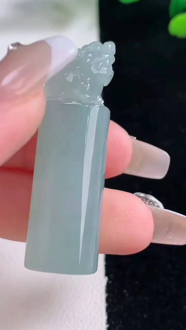 天然A货翡翠冰种飘花貔貅印章，尺寸44.3-13.8-11.2，重量:15.92g
12月29日