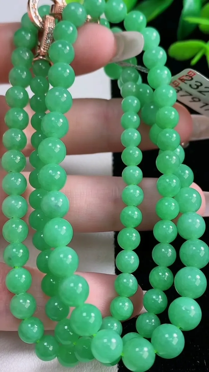 天然A货翡翠圆珠项链，尺寸6.6-102颗，重量:37.94g12月29日
工厂直销收藏佳品,种好水